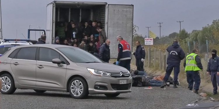 Parandalohet tragjedia/ 80 burra gjenden brenda një kamioni në Greqi, probleme me frymëmarrjen