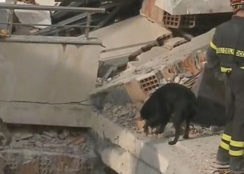 Qeni nuhat erën e nënës me dy binjakët në rrënoja, familja Lala ende nën gërmadha