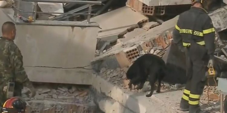 Qeni nuhat erën e nënës me dy binjakët në rrënoja, familja Lala ende nën gërmadha