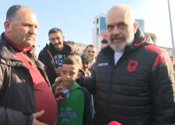 Rama premtim banorëve të prekur nga tërmeti: Do ndërtojmë shtëpi, jo karton