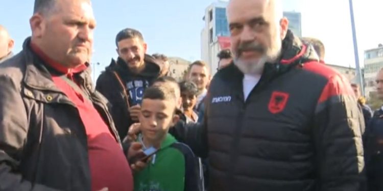 Rama premtim banorëve të prekur nga tërmeti: Do ndërtojmë shtëpi, jo karton