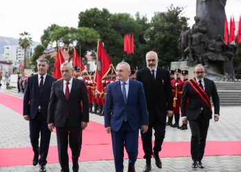 Rama e Meta ‘bashkohen’ në Vlorë, momenti kur shtrëngojnë duart (VIDEO)