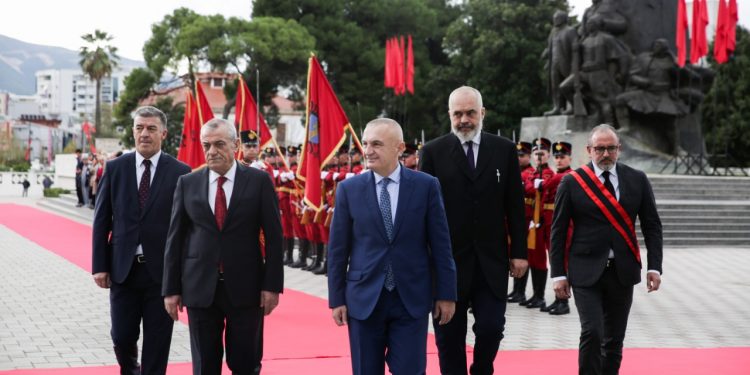 Rama e Meta ‘bashkohen’ në Vlorë, momenti kur shtrëngojnë duart (VIDEO)