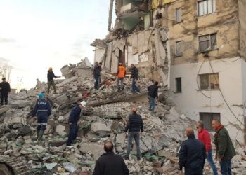 Tërmeti/ Shtatë anëtarë të një familje nën rrënoja, shpëtohet një prej tyre