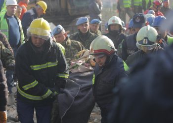 E dhimbshme/ Momenti kur burrë e grua nxirren pa jetë nga rrënojat (FOTO)