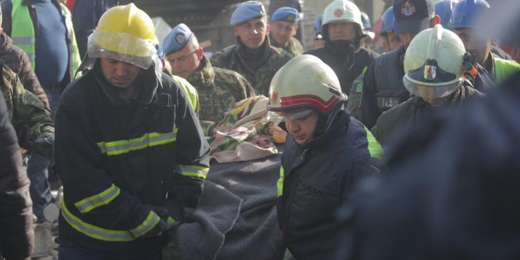 E dhimbshme/ Momenti kur burrë e grua nxirren pa jetë nga rrënojat (FOTO)