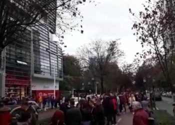 Momenti i tërmetit të paradites në Tiranë, njerëzit vërshojnë në rrugë