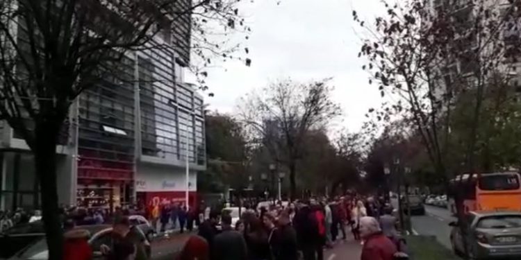 Momenti i tërmetit të paradites në Tiranë, njerëzit vërshojnë në rrugë