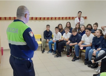 Gjirokastër, policia informon nxënësit për sigurinë rrugore (VIDEO)