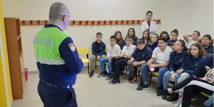 Gjirokastër, policia informon nxënësit për sigurinë rrugore (VIDEO)