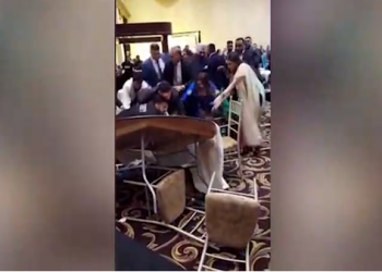 Shkelma e grushte mes të ftuarve, shihni çfarë ndodh në këtë dasmë (VIDEO)