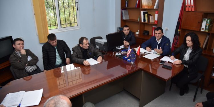 Ulur në karrigen e Dasho Alikos, Flamur Golemi jep lajmin e mirë për Lazaratin: Kemi gati investimin për ujësjellësin e ri të fshatit