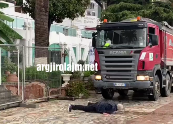 Qytetari shtrihet para kamionit, protestë në Sarandë kundër punimeve tek plazhi i Çentralit (VIDEO)