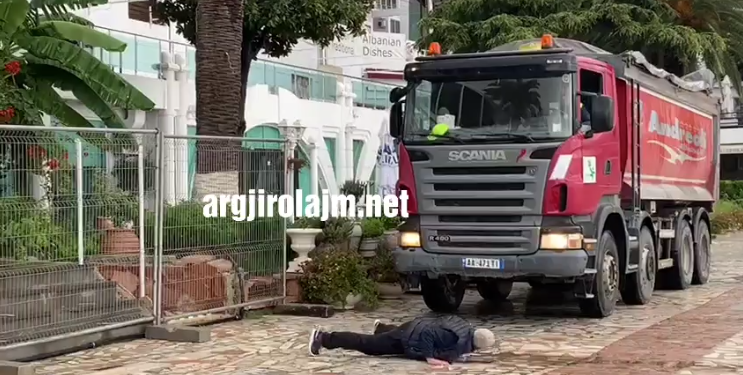 Qytetari shtrihet para kamionit, protestë në Sarandë kundër punimeve tek plazhi i Çentralit (VIDEO)