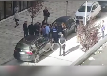 Sherr në mes të qytetit, s’e ndal dot as policia (Video)