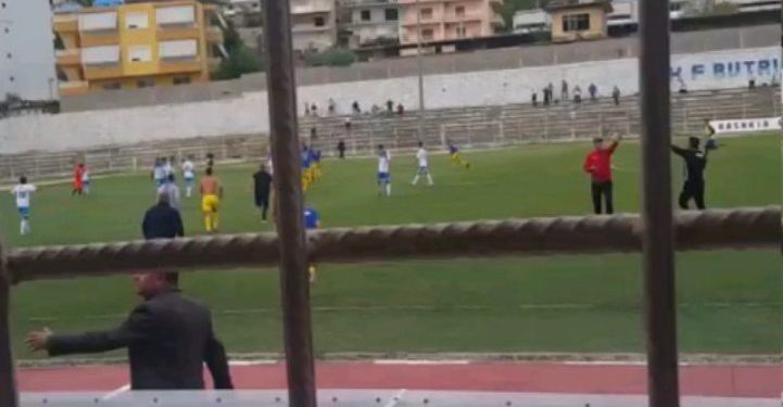 Plas në Sarandë, rrihen keq futbollistët dhe arbitrat e ndeshjes (VIDEO)