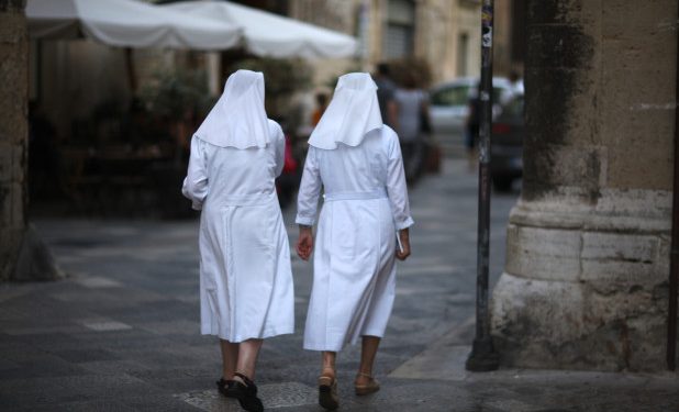 Tronditet Kisha Katolike, murgeshat kthehen shtatzënë pas misionit në Afrikë