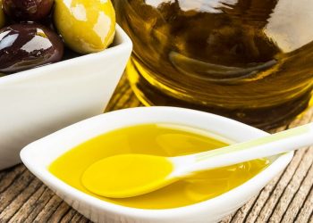 Vaj ulliri me kripë – Si ta përdorni kundër problemeve me kockat