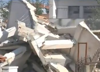 “Djali kërkonte ujë”, gazetarja përlotet teksa raporton nga rrënojat e tërmetit (VIDEO)