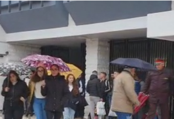 Sherr mes të rinjve për një vajzë, 18-vjeçarja humb ndjenjat (VIDEO)