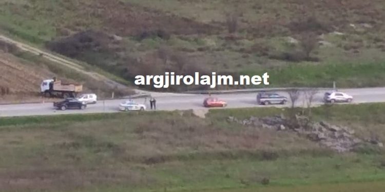 Task Forca nga Tirana bën ‘namin’ me gjoba në Gjirokastër, patrulla me radarë prej dy ditësh pranë Terihatit (FOTO)