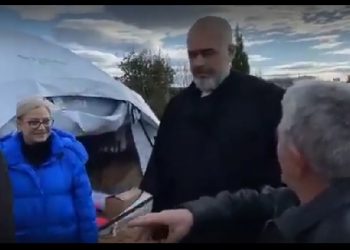 ‘Tërmet jashtë, e ‘tërmet’ brenda në çadër’! Banori i ankohet Ramës: Këta të rinjtë ‘luajnë’ natën, sa janë fejuar (VIDEO)