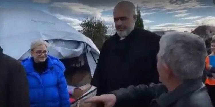 ‘Tërmet jashtë, e ‘tërmet’ brenda në çadër’! Banori i ankohet Ramës: Këta të rinjtë ‘luajnë’ natën, sa janë fejuar (VIDEO)