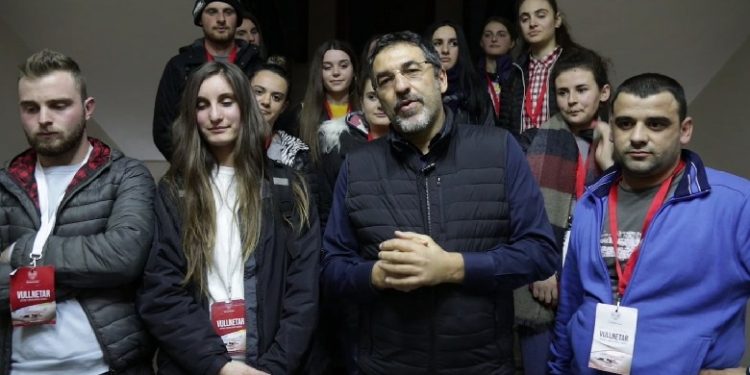 Ministri Çuçi takon vullnetarët e shtabit të emergjencave: Pa ndihmën e tyre nuk do të kishim kontroll mbi situatën