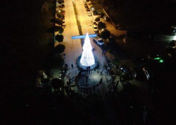 Atmosferë festive edhe në Dropull, ndizen dritat e pemës së Krishtlindjeve (FOTO)