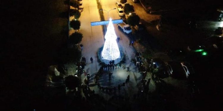 Atmosferë festive edhe në Dropull, ndizen dritat e pemës së Krishtlindjeve (FOTO)