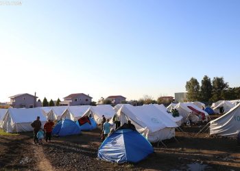 Manza si kamp refugjatësh, shihni si jetohet pas tërmetit (FOTO)