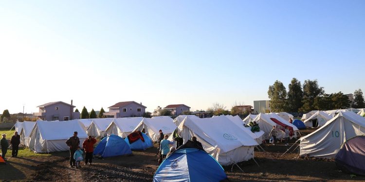 Manza si kamp refugjatësh, shihni si jetohet pas tërmetit (FOTO)