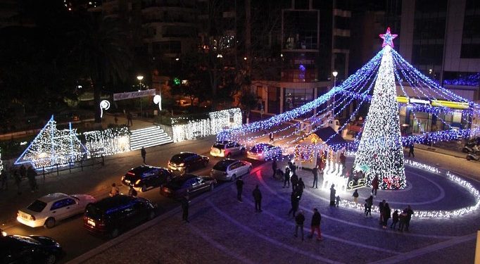 Ndizen dritat e pemës së Krishtlindjes në Sarandë. Gjirokastra e ka radhën nesër (FOTO)
