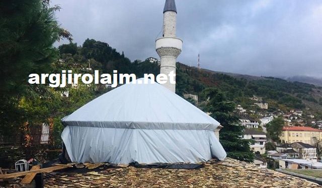 Punime me cilësi të dobët në Xhaminë e Pazarit në Gjirokastër, uji depërton nga çatia brenda objektit (VIDEO)