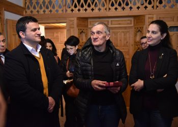 Gjirokastër, regjisori rus merr “Çelësin e Qytetit” nga kryebashkiaku Flamur Golemi (FOTO)