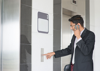 Pse nuk duhet ta përdorni telefonin në ashensor