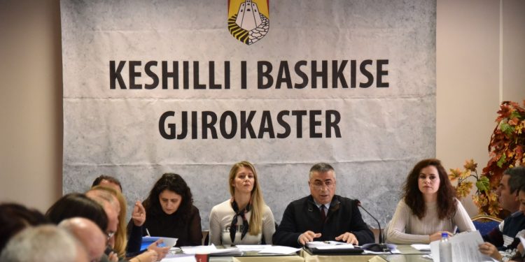 Gjirokastër, miratohet Paketa Fiskale 2020. Flamur Golemi: S’ka rritje taksash. Shërbimi funeral i hiqet privatit, kalon tek Bashkia