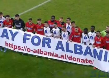 “Pray for Albania”, skaudrat e fubollit në Rumani bëjnë gjestin e veçantë para nisjes së ndeshjes