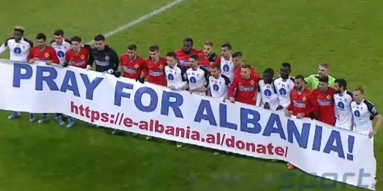 “Pray for Albania”, skaudrat e fubollit në Rumani bëjnë gjestin e veçantë para nisjes së ndeshjes