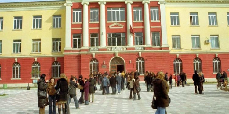 Universitetet miliona euro për roje, zero për libra