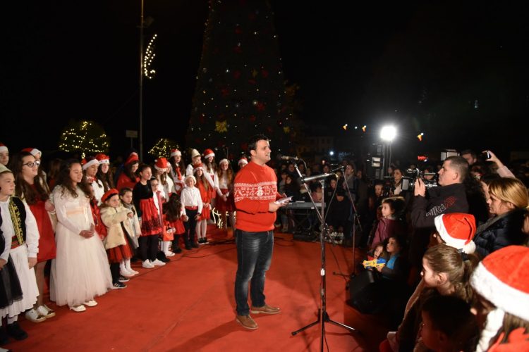 Ndizen dritat e pemës së Krishtlindjeve në Gjirokastër, kryebashkiaku në shesh me bashkëshorten dhe dy djemtë (FOTO)