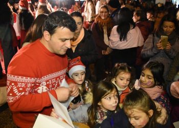 Ndizen dritat e pemës së Krishtlindjeve në Gjirokastër, kryebashkiaku në shesh me bashkëshorten dhe dy djemtë (FOTO)