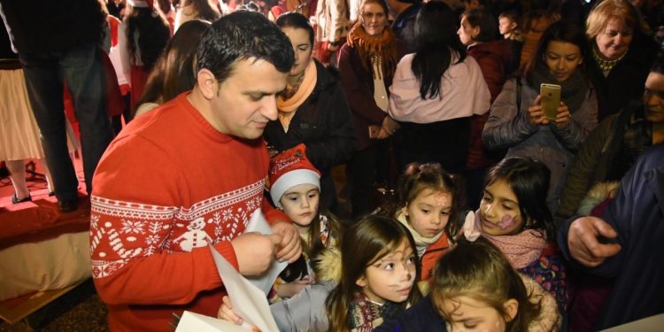 Ndizen dritat e pemës së Krishtlindjeve në Gjirokastër, kryebashkiaku në shesh me bashkëshorten dhe dy djemtë (FOTO)