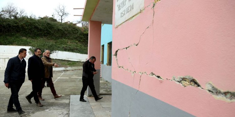 Tërmeti, ministri Çuçi: Rindërtimi do të fillojë me shkollat dhe qendrat shëndetësore