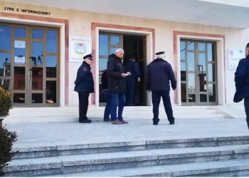 Granatë dhe të shtëna me armë në zyrë, kryebashkiaku dhe sekretarja e tij nisen me urgjencë drejt Tiranës