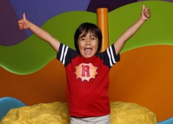 Njihuni me njeriun më të paguar nga Yotube, një djalë 8-vjeçar