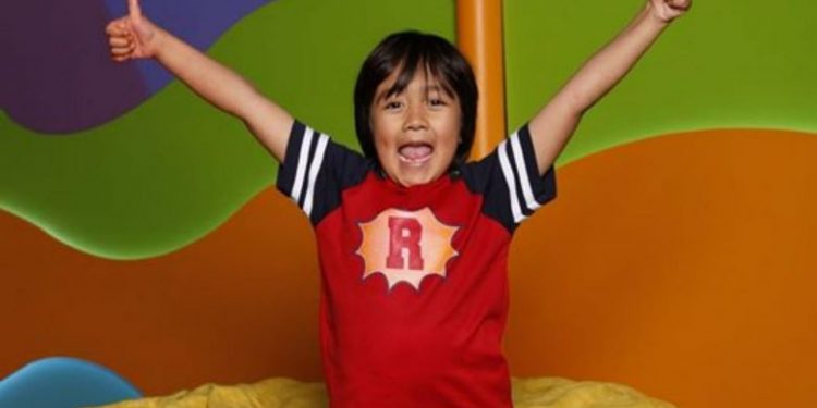 Njihuni me njeriun më të paguar nga Yotube, një djalë 8-vjeçar