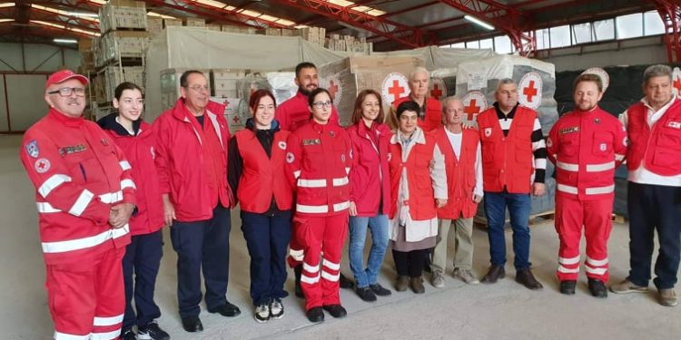 Greqia sjell 200 ton ndihma për të prekurit nga tërmeti në Shqipëri