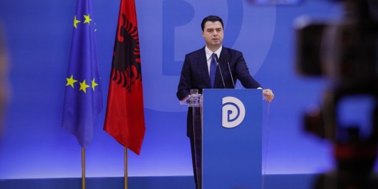 Miratimi i ligjit kundër mediave online, Basha: Akt i turpshëm që na kthen prapa. Meta të mos e dekretojë