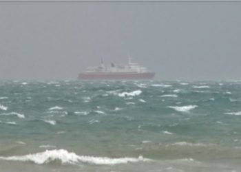 Deti deri në 8 ballë në Vlorë, pas disa orësh më në fund ankorohet trageti i ardhur nga Brindisi